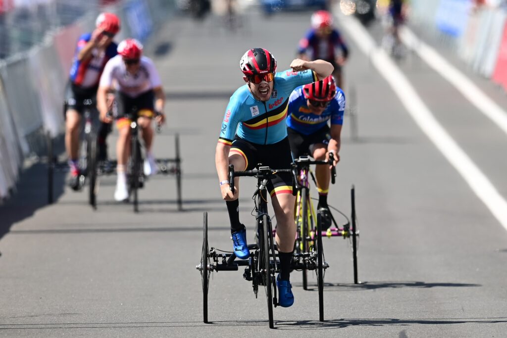 Tim Celen met het overwinningsgebaar op het WK paracycling in Cascais